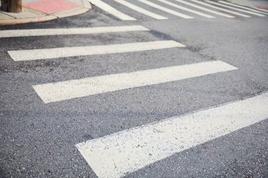beyaz yaya geçidi asfalt üzerinde