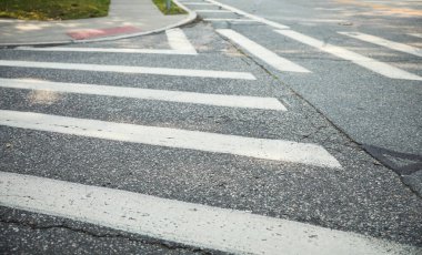 Asfalttaki beyaz rengin asfalt dokusu