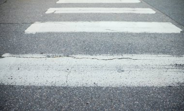 Caddedeki kaldırımda beyaz boyalı yol tabelası