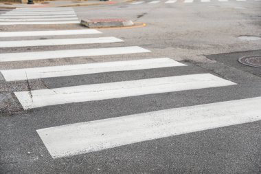 Şehirdeki bir yolda trafik işaretleri