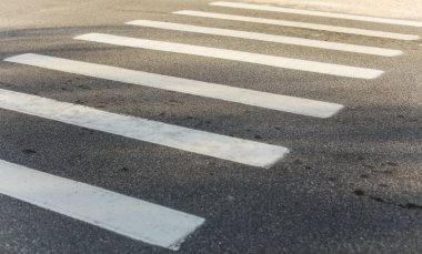 Asfalt caddesindeki boş beyaz geçiş çizgileri
