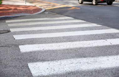 Zebra geçiş işareti sokakta