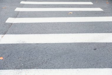 Beyaz çizgileri olan asfalt yol
