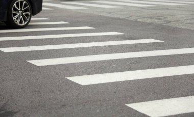 Beyaz trafik işaretli yaya geçidi.