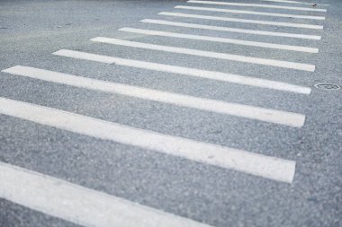 Beyaz ve mavi bir otopark. Arabalı bir caddede.