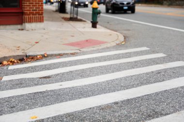 Şehirde yaya geçidi tabelası var.