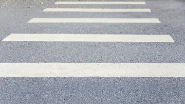 Sarı çizgili yaya geçidi tabelası.