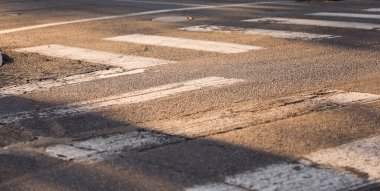 Asfaltta çizgili yol işareti