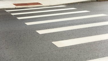 Asfalt üzerinde beyaz kavşak