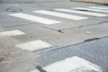 Bir sürü arabası olan eski ve yeni bir yol.