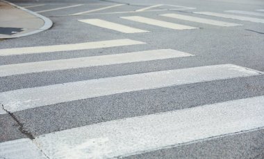Beyaz çizgili bir zebra caddeden geçiyor.