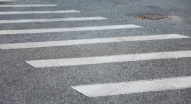 Sokakta beyaz çizgili boş bir otopark.