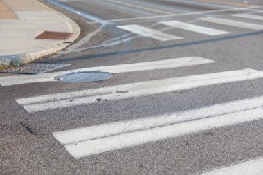 İsrail şehrinde bir yol üzerindeki trafik levhası