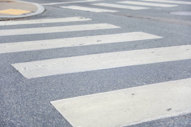 Sokakta beyaz zebra işareti