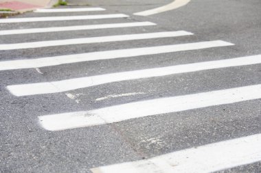 Zebra caddede asfalt üzerinde geçiş işareti, zebra geçiyor.