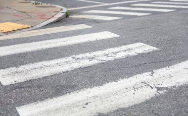 Beyaz arkaplanda yol işaretleri, yakın plan -