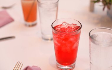 Beyaz masada taze kırmızı kokteyl.