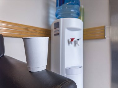 Tahta saplı beyaz plastik bardak.