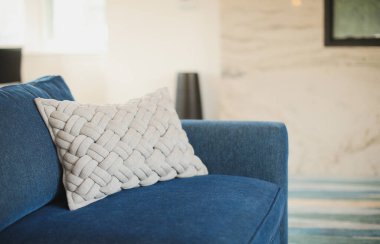 yastık kanepe dekorasyonu oturma odasının içi lambayla aydınlatılmış