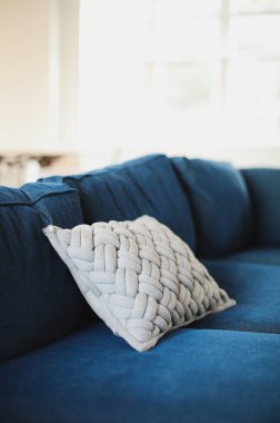 Modern yastıklar oturma odasındaki kanepede