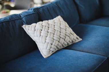 Oturma odasında mavi kanepeli mavi yastık.