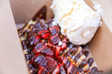 Çikolata ve çilekli vanilyalı pasta.