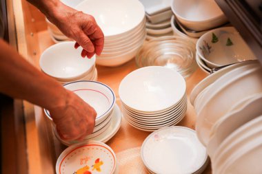 Mutfakta yemek hazırlayan şefin ellerini kapat.