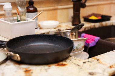 Mutfak gereçlerinin ve lavabonun yakın plan çekimi.