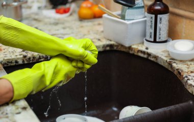 Mutfak lavabosunu temizliyorum.