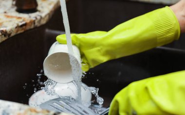Mutfağı süngerle temizliyorum.