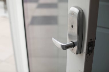 Evin metal kapı kolu..