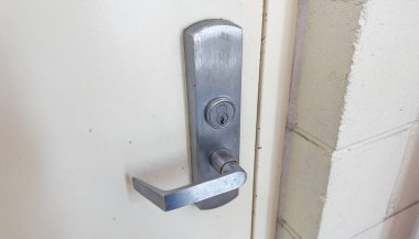 metal kapı kilidi ve kapı kolu