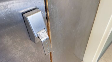 Modern bir evin kapısı..