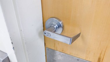 Kapı tokmağını kapat.