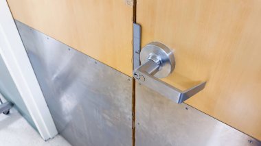 Modern bir binanın kapısı.