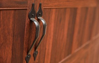 Kapı kolu olan ahşap bir kapı.