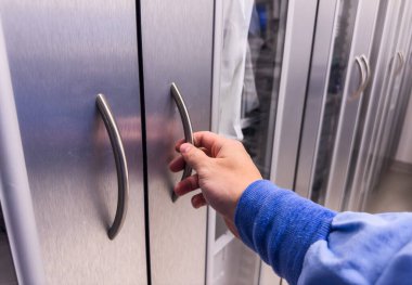 Asansörü kapıya koyuyoruz.