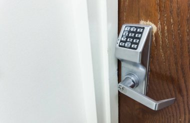 Kapıda güvenlik kilidi