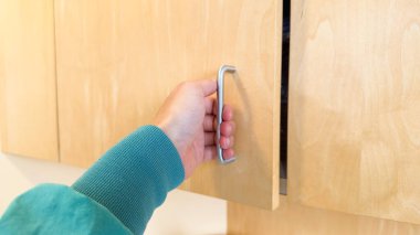 Kapıya bir kadın eli asılıydı.