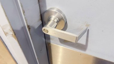 Evin kapısındaki kapı kolu.