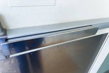 Kapı bir arabanın metal sapıdır.