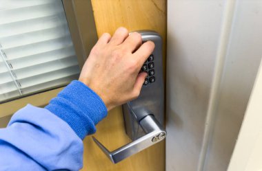 Erkek el kapıyı açıyor.