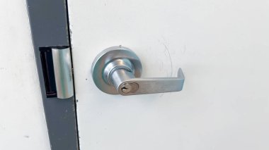 Beyaz kapıdaki metal kapı kolu