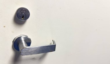 Kilitte anahtarla kapıyı aç