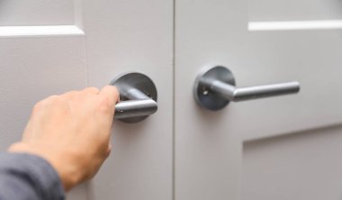 Kapıyı açan kadına yakın dur.