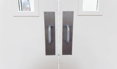 Açık kapısı olan modern asansör.