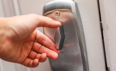 adam el açılış kapı