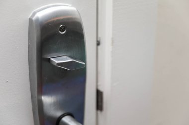 Beyaz kapı kolu ve kilidi