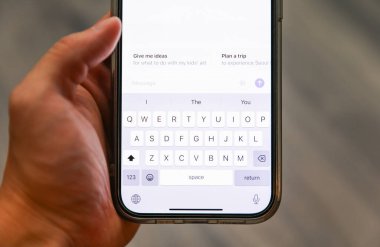 Akıllı telefona mesaj atarak adamın elini kapat.