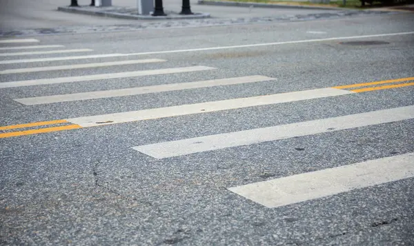 Şehir caddesinde yol ayrımı